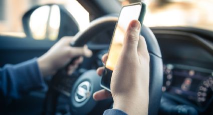 Los adolescentes pasan 21% de sus viajes en auto viendo el teléfono