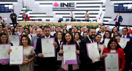 “Vivan los que ganamos sin partido”; los nuevos juzgadores reciben constancia de mayoría en el INE