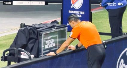 El árbitro Marco Antonio ‘Gato’ Ortiz es blanco de burlas tras fingir revisión del VAR sin imagen y demorar más de seis minutos en tomar una decisión