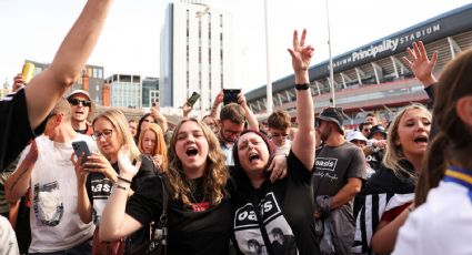 Fans de Oasis llegan desde temprano al estadio Principality para presenciar el regreso de la banda
