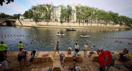 Parisinos y turistas nadan en el río Sena por primera vez tras prohibición de hace 100 años