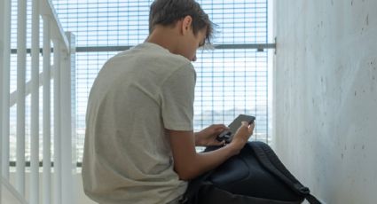 Gobierno de Texas aprueba ley que restringe el uso de teléfonos celulares en las escuelas públicas