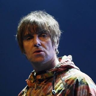 Cantante de Oasis arremete contra ayuntamiento de Edimburgo por criticar a sus fans
