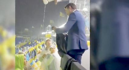 ¡Noble gesto! Damián 'Ruso' Zamogilny, comentarista deportivo, le regala su chamarra a un niño en medio de la tormenta en el partido América-Gallos