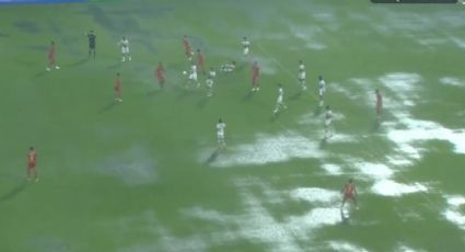 La Liga MX recibe críticas por no suspender el Pumas-Necaxa pese a la tormenta y una cancha totalmente inundada