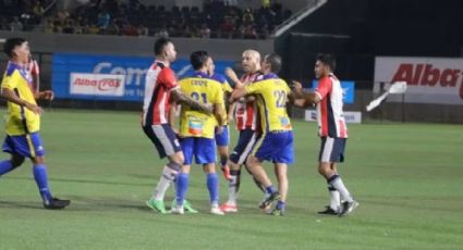 ‘Bofo' Bautista, exfutbolista de Chivas, propina un puñetazo en la cara de un rival del América en partido de leyendas