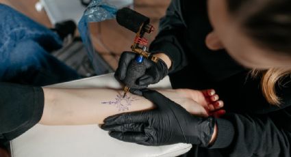 Arrestan a tres personas en Egipto por tatuar a mujeres y subir el proceso a TikTok; los acusan de ir contra los valores sociales