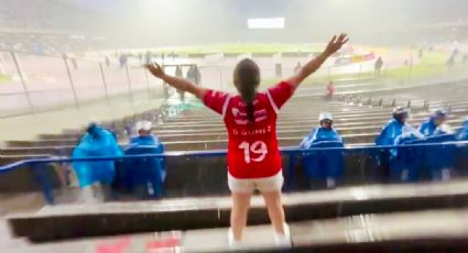 ¡Rayos, señorita! Aficionada del Necaxa soporta la tormenta y apoya en solitario al equipo ante los Pumas