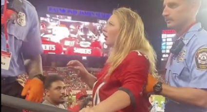 ¡Hay prioridades! Aficionada se desmaya en juego de pretemporada de la NFL y su novio decide no acompañarla cuando se la llevan los paramédicos