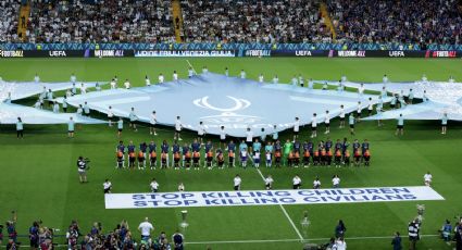 “Dejen de matar niños”: UEFA exhibe manta en protesta contra el conflicto entre Israel y Palestina antes de la Final de la Supercopa