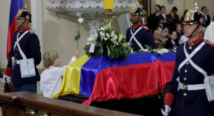 Despiden con honores al precandidato Miguel Uribe Turbay; lanzan consignas contra Petro y lo llaman “asesino”