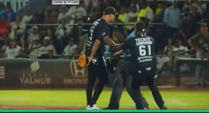 ¡Ataque de furia! Relevista cubano de Algodoneros pierde la cabeza en los playoffs de la LMB y propina un 'pechazo' al árbitro principal