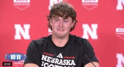 Pateador de la Universidad de Nebraska de 18 años se quiebra en llanto al recordar a su familia que dejó en Australia: "Los amo y extraño"