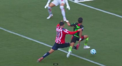 El árbitro Marco Antonio ‘Gato’ Ortiz vuelve a la carga, ahora al marcar un polémico penalti en contra de las Chivas
