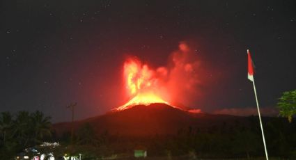 Indonesia activa alerta máxima por erupción de un volcán en la isla de Flores