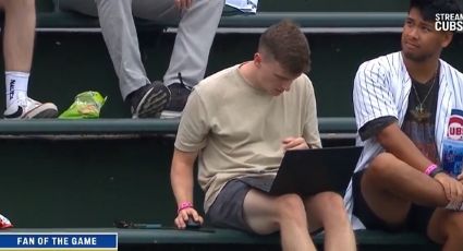 ¡El rey del home office! Captan a un aficionado trabajando en pleno partido de beisbol