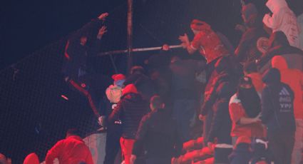 ¡Escándalo mundial! Aficionados de Independiente y U de Chile se enfrentan: Hubo desnudos, linchamientos y dos se aventaron al vacío