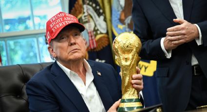 Trump vuelve a burlar el protocolo al tocar el trofeo de la Copa del Mundo, tras advertencia de que sólo lo pueden cargar los ganadores: “¿Me lo puedo quedar?”