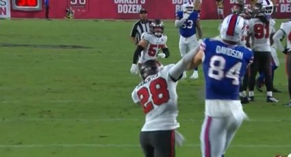 ¡Se calentó! Shilo Sanders, defensivo de Buccaneers, es expulsado tras dar un puñetazo a Zach Davidson, receptor de Bills