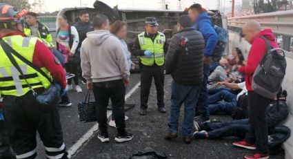 Volcadura de camioneta del transporte público en la autopista México-Pachuca deja una mujer muerta y 12 heridos