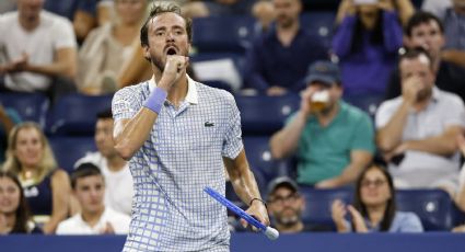 ¡Enloqueció! Daniil Medvedev convierte en un circo su partido en el US Open: se queja de un fotógrafo, pelea con el juez y hace señas obscenas al público
