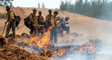 Agentes migratorios arrestan a dos bomberos que combatían incendio forestal en Washington