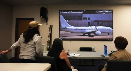 Vuelos de deportación en EU alcanzan récord y aerolíneas intentan ocultarlos, alertan activistas