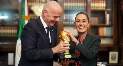 Claudia Sheinbaum recibe a Gianni Infantino, presidente de la FIFA, y toca la Copa del Mundo: “México vivirá un momento extraordinario”