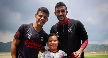 ¡Cumplen su sueño! Niño que lució desconsolado tras derrota ante el América visita a los jugadores del Atlas y recibe una playera firmada