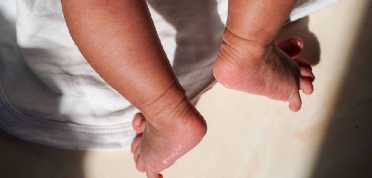 Trasladan de urgencia al hospital a un bebé de dos meses detenido en centro para migrantes en Texas