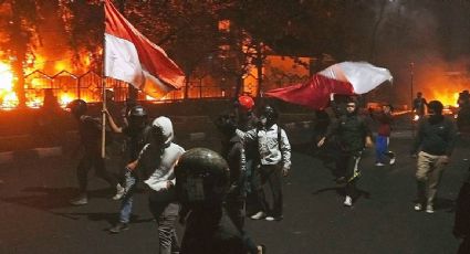 Manifestantes en Indonesia atacan parlamentos, coches de policía y la casa de un diputado