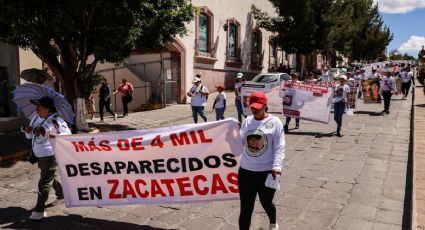 Vestidos de blanco y con fichas de búsqueda de familiares se manifiestan en el país por las víctimas de desaparición forzada