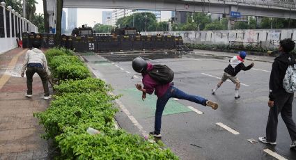 Presidente de Indonesia promete revocar privilegios de diputados tras protestas marcadas por la violencia