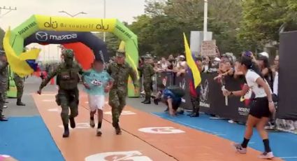 ¡Gesto ejemplar! Dos soldados ayudan a un niño a llegar a la meta en la recta final de un maratón en Colombia