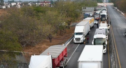 Manifestantes bloquean la Autopista del Sol y provocan caos vial en temporada vacacional