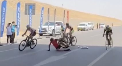 ¡Por agrandado! Ciclista celebra la ‘victoria’ antes de cruzar la meta y sufre caída que provoca accidente y lo relega al último lugar
