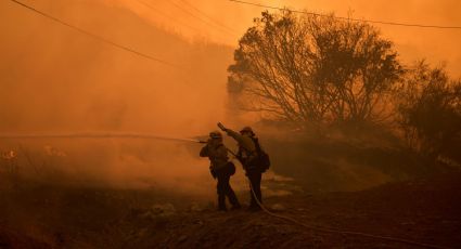 Avanzan dos incendios forestales en California; Los Ángeles levanta las órdenes de evacuación