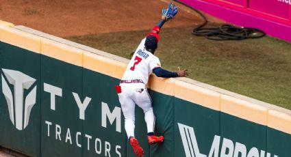 ¡La atrapada de la temporada en la MLB! Jurickson Profar, jardinero de Bravos de Atlanta, impide un jonrón con imponente salto sobre la barda