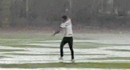 Aficionado de Pumas brinca a la cancha en plena tormenta para encabezar un ‘Goya’ y se lanza ‘clavado de panzazo’