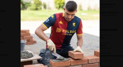 El Genoa desata la polémica al anunciar la renovación de contrato del mexicano Johan Vásquez: lo caracterizan de albañil y lo ponen a construir un muro