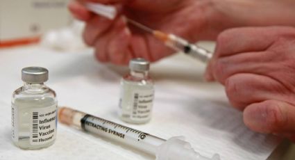 Arizona firma orden ejecutiva para expandir el acceso a la vacuna actualizada contra Covid-19 tras límites federales