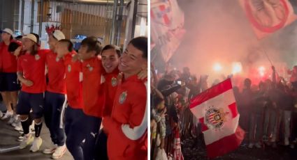 Chivas recibe serenata de su afición en la CDMX, los jugadores salen a agradecer y después son insultados ante la exigencia de mejores resultados
