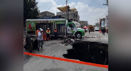 Culmina el retiro de un camión de refrescos que cayó al interior de un socavón en Iztapalapa