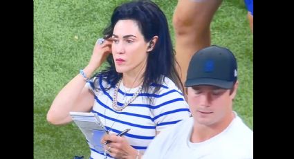 Una mujer irrumpe en la NFL: Dueña de los Colts aparece en la cancha en los partidos con auriculares puestos y tomando nota