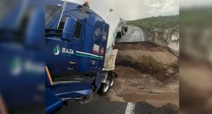 Pipa de gas queda varada en arroyo tras colapso de un tramo carretero en Baja California Sur
