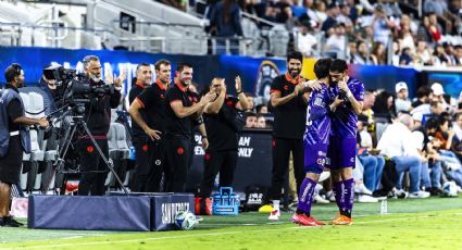 Le cede los guantes: Jesús Corona, histórico portero del futbol mexicano, sale de cambio a los 44 años y su hijo de 15 lo releva en Xolos