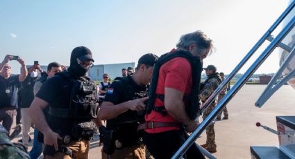 Llega al aeropuerto de Toluca avión donde es trasladado Hernán Bermúdez Raquena, líder de "La Barredora"