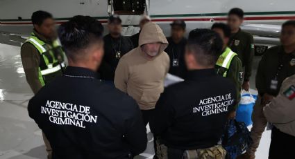 Sin levantar la cabeza ni un momento, el líder de "La Barredora" escuchó la lectura de los cargos antes de ingresar al Altiplano