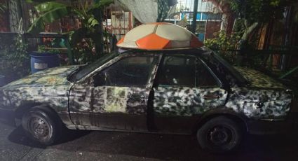 Detienen a un hombre que se robó parte de una escultura de balón del Mundial 2026 en Nuevo León y la amarró en el toldo de su auto
