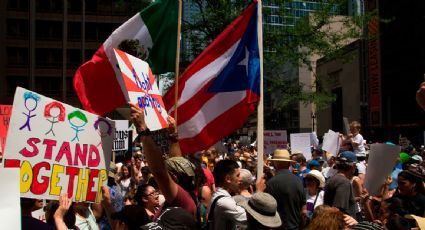 Manifestantes intentan bloquear el paso de vehículos en un edificio de migración en Chicago